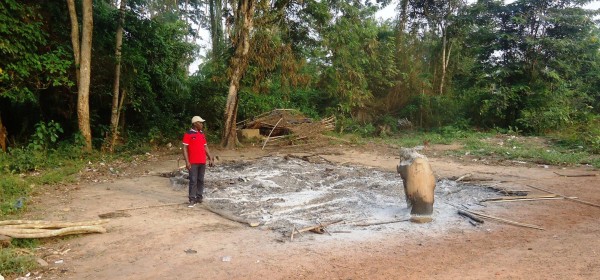 Oyourou Gnégbré, chef de Niagbaméko devant les cendres de l’ancien poste de contrôle des FRCI à Bogoboua 