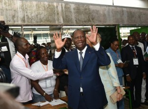 Alassane Ouattara, dans un bureau de vote à Abidjan, ce dimanche. Photo Sia Kambou. AFP