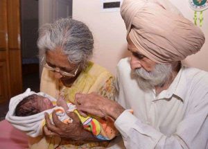 © AFP PHOTO / NARINDER NANU Daljinder Kaur se dit âgée d'environ 70 ans, un scénario fréquent en Inde où nombre de gens n'ont pas de certificat de naissance tandis que la clinique a évoqué l'âge de 72…